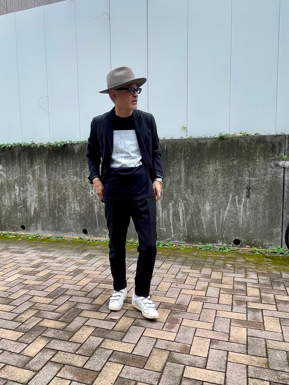 「秋コーデ、低身長男子、大人コーデ、adidas、プリントT、Tシャツ」｜「Laird Hatterのアイテム（ハット、グレー系）」を使った、田中 正さん（メンズ・168cm）の秋コーディネートの1枚目の写真