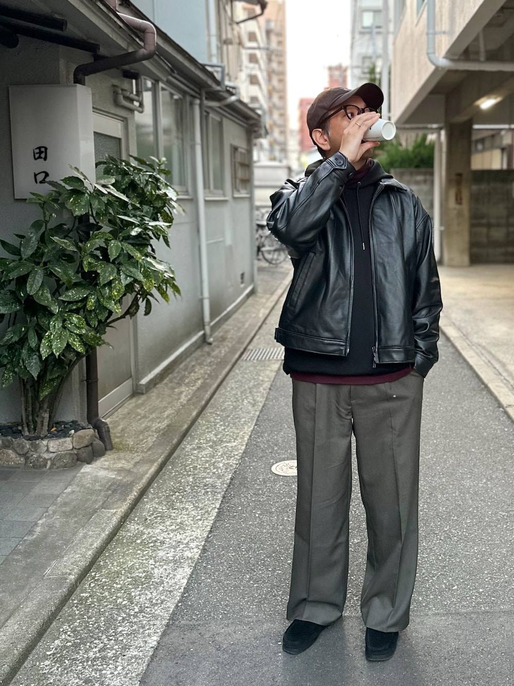 「休日スタイル、レザー、スラックス、タートルネック、ワイドパンツ、ブラックコーデ、キャップ」｜「EMMA CLOTHESのTR綾ストレッチ タックセミワイドストレートスラックスパンツ EMMA CLOTHES（スラックス、グレー系）」を使った、record686 さん（メンズ・173cm）の冬コーディネートの1枚目の写真