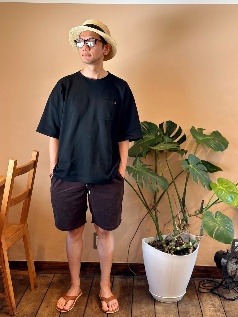 ブラック系のTシャツ/カットソー、ブラウン系のその他パンツ、ブラウン系のサンダルを着用したメンズの夏コーディネートの1枚目の写真