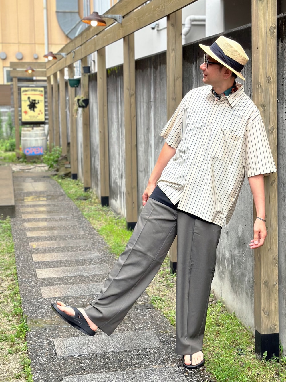 「きれいめカジュアル、雨の日コーデ、モノトーン、さらっと晴れやかスナップ、夏コーデ、カンカン帽、おしゃれさんと繋がりたい、プチプラ、oofos、シャツスタイル、サンダル」｜「BEAUTY&YOUTH UNITED ARROWSのHI-LINE 46ゲージ ストライプ レギュラー ショートスリーブ シャツ（シャツ/ブラウス、ベージュ系）」を使った、record686 さん（メンズ・173cm）の夏コーディネートの1枚目の写真