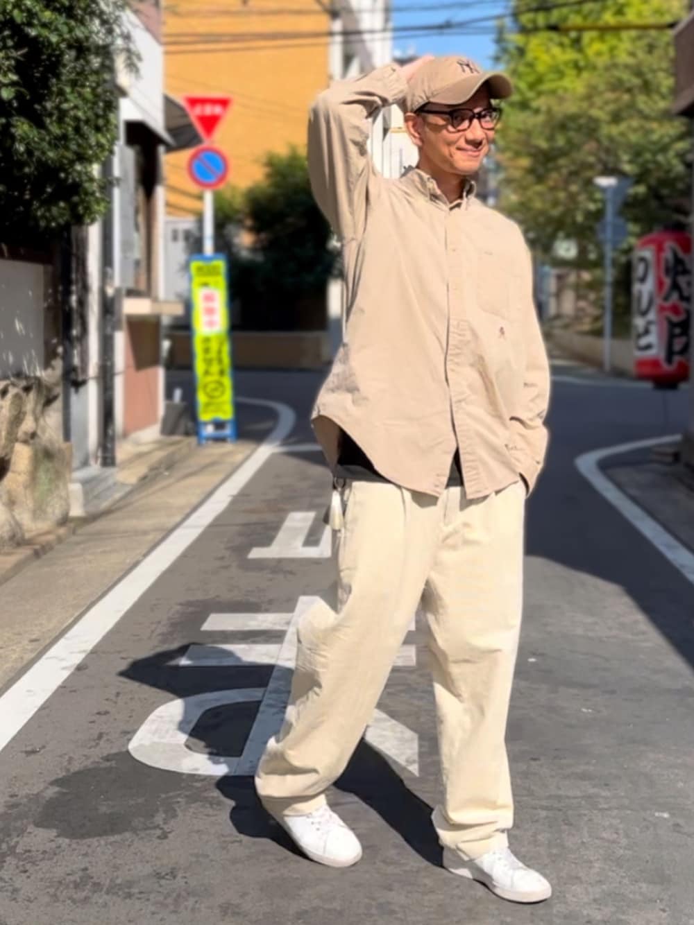 ホワイト系のその他パンツ、ベージュ系のシャツ/ブラウス、ホワイト系のスニーカーを着用したメンズの秋コーディネートの1枚目の写真
