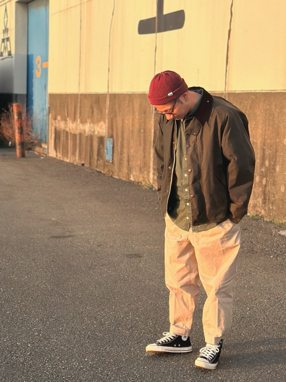 「ニット帽、休日スタイル、おしゃれさんと繋がりたい、スニーカー、バブアー、チノパン、ストリートコーデ、コンバース ハイカット、冬コーデ」｜「CONVERSEの【CONVERSE】CANVAS ALLSTAR Hi コンバースオールスターキャンバスハイカットスニーカー（スニーカー、ブラック系）」を使った、record686 さん（メンズ・173cm）の冬コーディネートの1枚目の写真