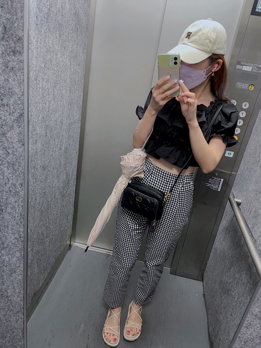 「GRLのアイテム（トップス、ブラック系）」を使った、fuuさん（レディース・158cm）の夏コーディネートの1枚目の写真