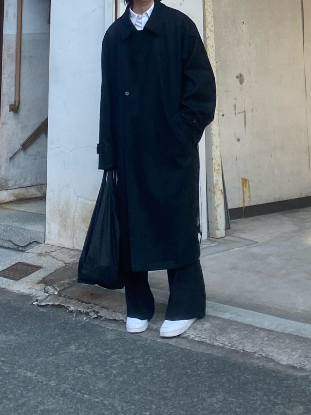 「休日コーデ、モノトーン」｜「steinのアイテム（ステンカラーコート、ブラック系）」を使った、牛丸さん（メンズ・173cm）の冬コーディネートの1枚目の写真