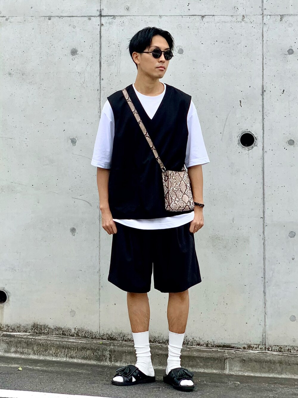 ブラック系のベスト、ホワイト系のTシャツ/カットソー、ブラック系のその他パンツを着用したメンズの夏コーディネートの1枚目の写真
