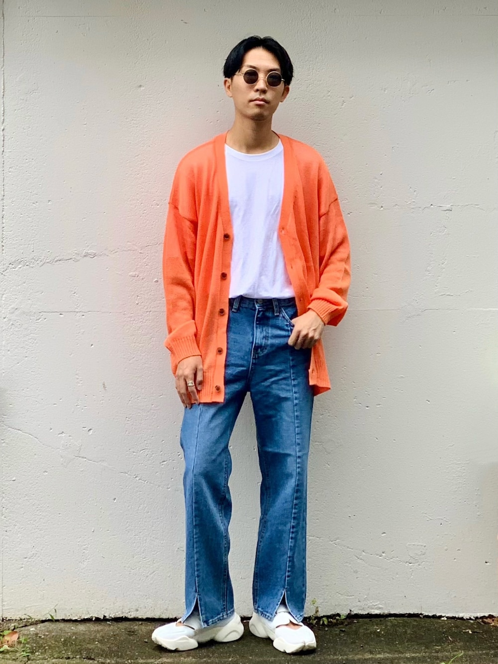 オレンジ系のカーディガン/ボレロ、ホワイト系のTシャツ/カットソー、ブルー系のデニムパンツを着用したメンズの夏コーディネートの1枚目の写真