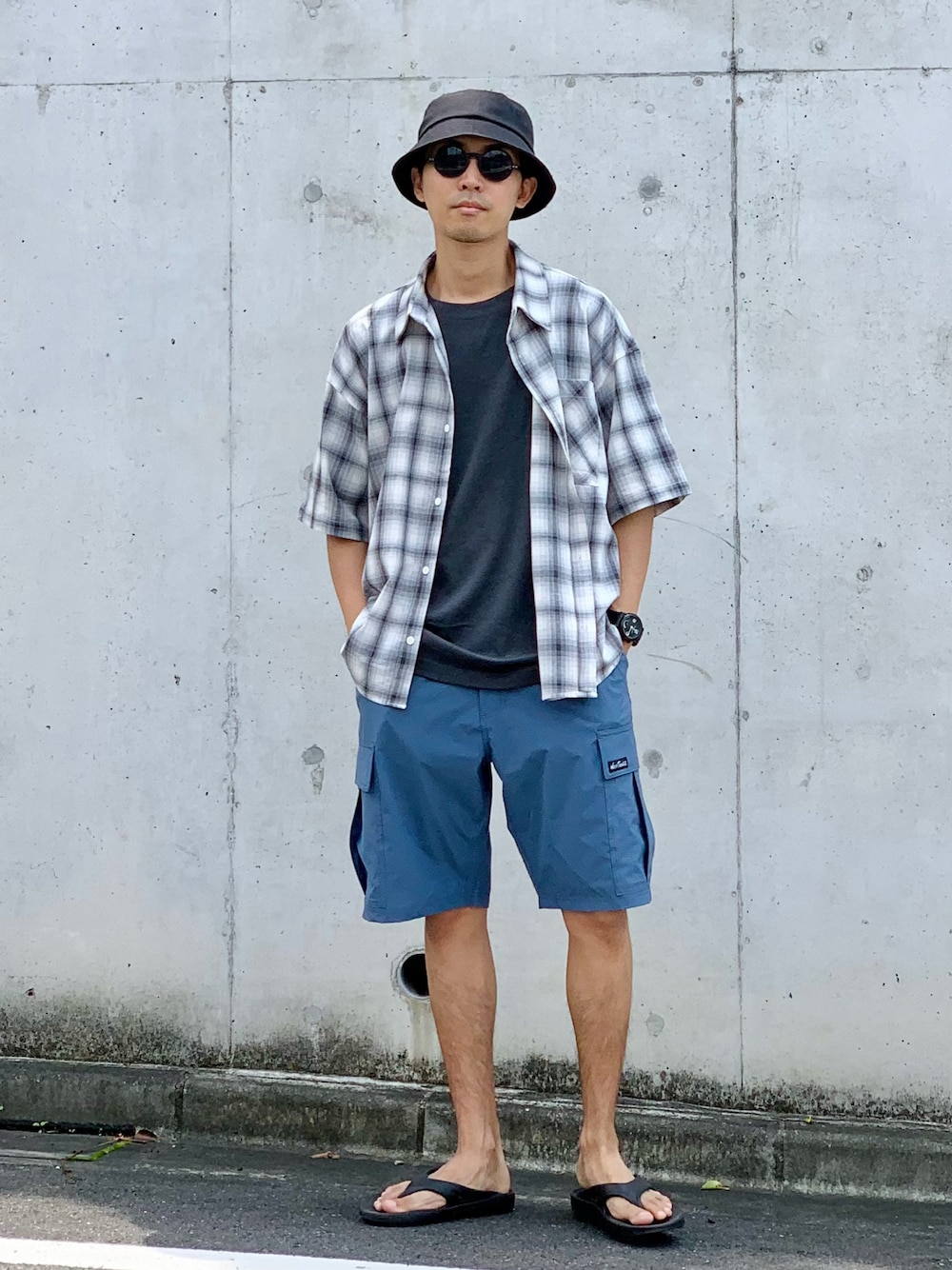 ブラック系のシャツ/ブラウス、グレー系のTシャツ/カットソー、ブルー系のその他パンツを着用したメンズの夏コーディネートの1枚目の写真