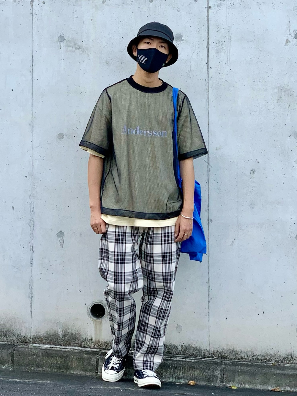 ブラック系のTシャツ/カットソー、ホワイト系のTシャツ/カットソー、ホワイト系のパンツを着用したメンズの夏コーディネートの1枚目の写真