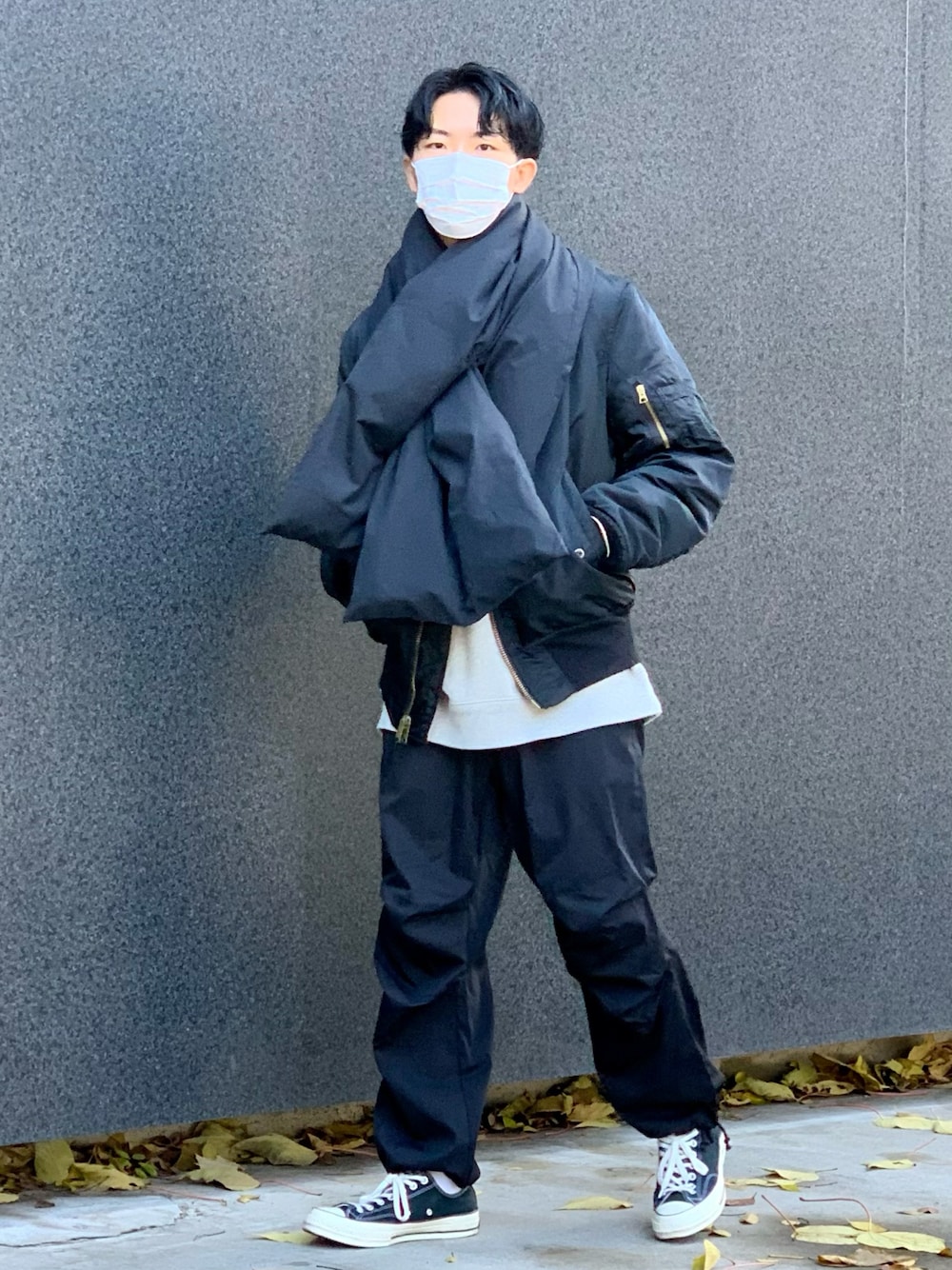 ブラック系のMA-1、グレー系のスウェット、ブラック系のカーゴパンツを着用したメンズの冬コーディネートの1枚目の写真