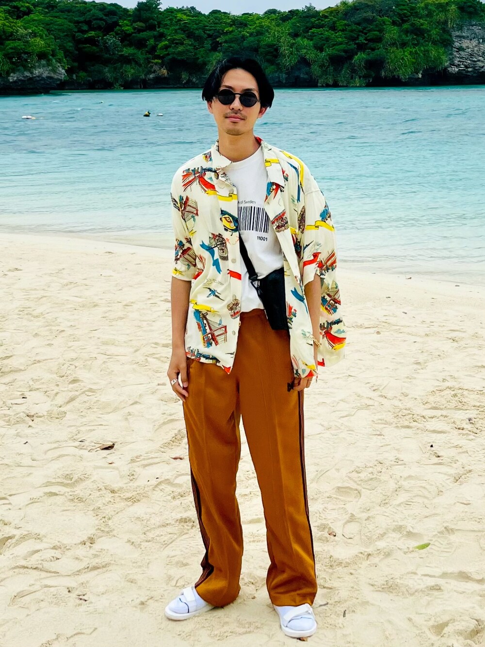 ホワイト系のシャツ/ブラウス、ホワイト系のTシャツ/カットソー、オレンジ系のパンツを着用したメンズの夏コーディネートの1枚目の写真