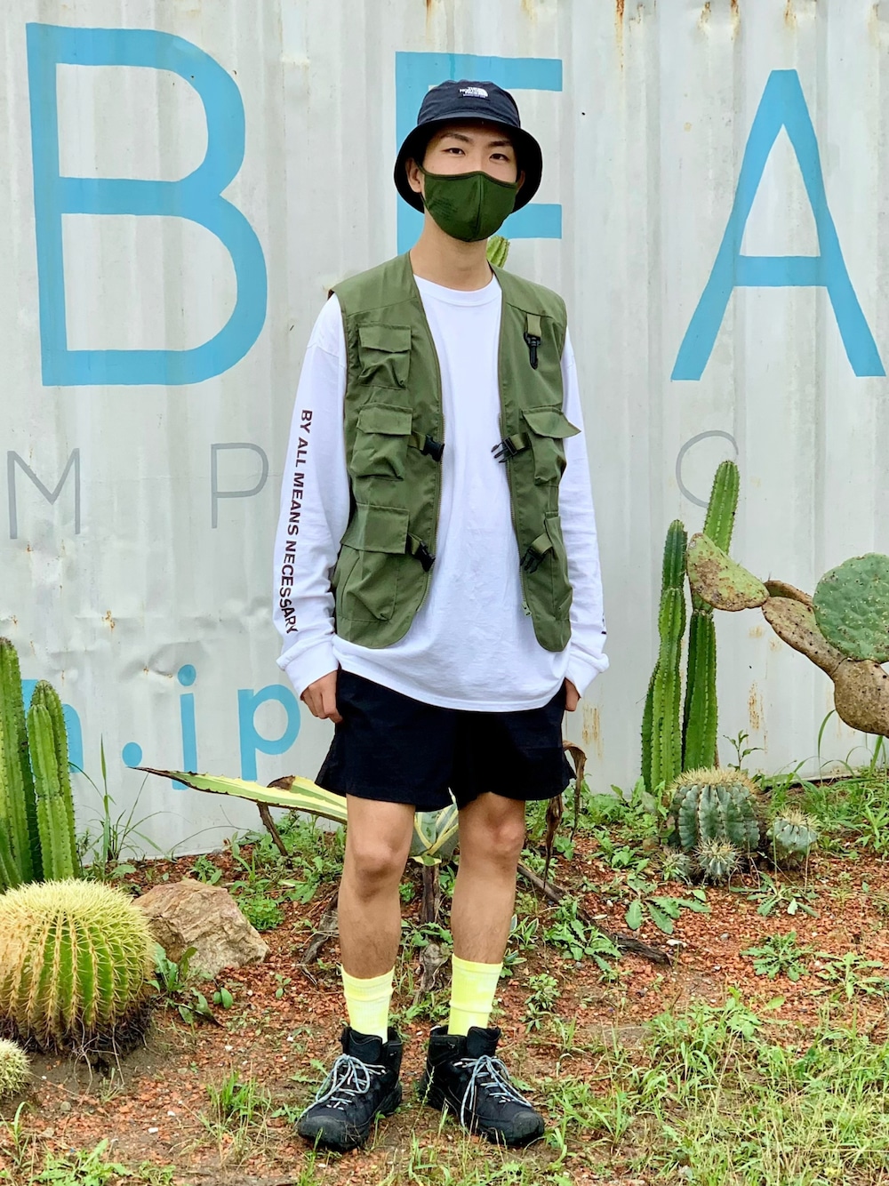 グリーン系のベスト、ホワイト系のTシャツ/カットソー、ブラック系のその他パンツを着用したメンズの夏コーディネートの1枚目の写真