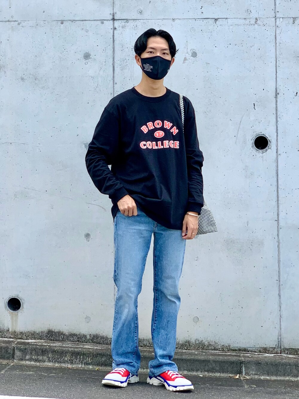ブラック系のTシャツ/カットソー、ブルー系のデニムパンツ、レッド系のスニーカーを着用したメンズの夏コーディネートの1枚目の写真