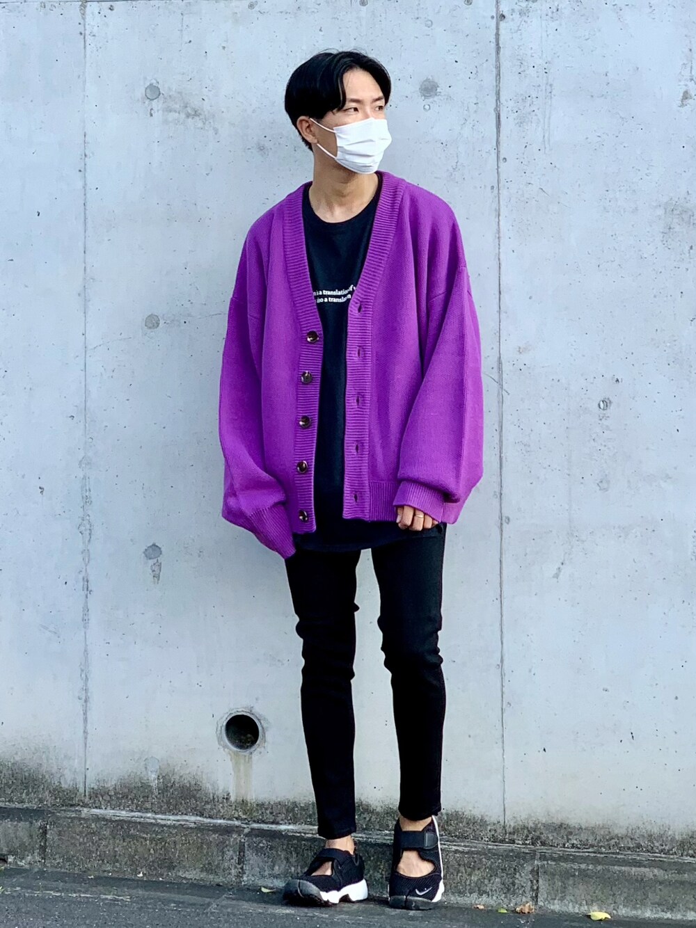 パープル系のカーディガン/ボレロ、ブラック系のTシャツ/カットソー、ブラック系のデニムパンツを着用したメンズの秋コーディネートの1枚目の写真