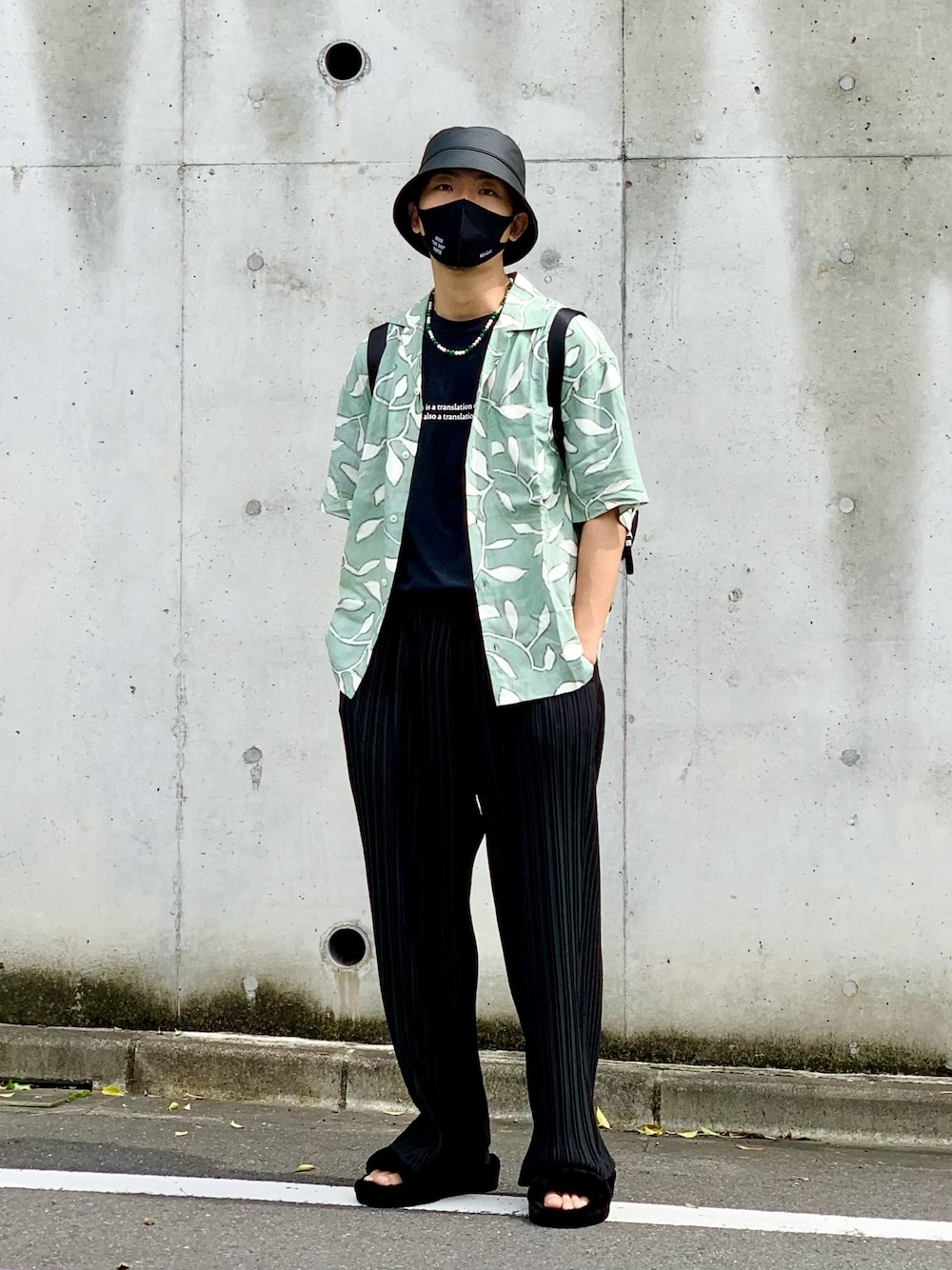 グリーン系のシャツ/ブラウス、ブラック系のTシャツ/カットソー、ブラック系のその他パンツを着用したメンズの春コーディネートの1枚目の写真