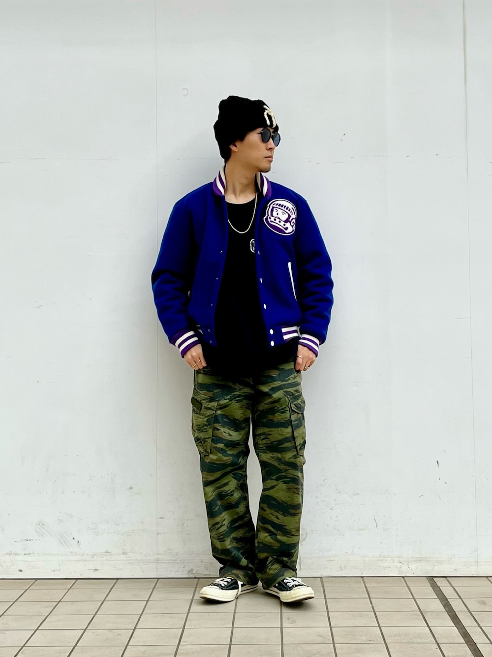「おしゃれさんと繋がりたい、春のNewスタイル、スタジャン、ラフ、ラフコーデ、カーゴパンツ、カモフラ、迷彩、コンバース、converse、ニット帽、春服」｜「BILLIONAIRE BOYS CLUBのアイテム（スタジャン、ブルー系）」を使った、macky☺︎さん（メンズ・172cm）の春コーディネートの1枚目の写真