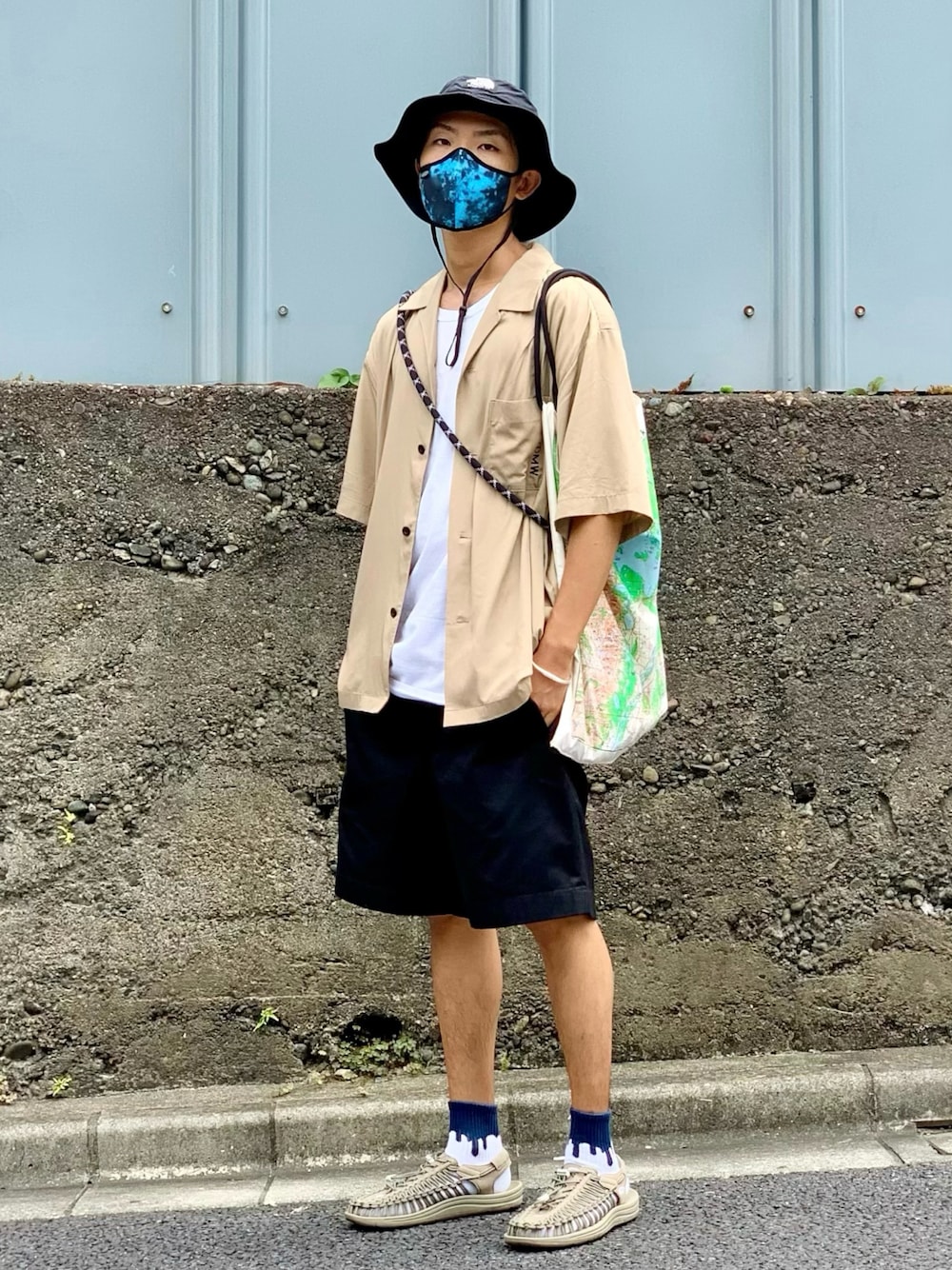 ベージュ系のシャツ/ブラウス、ホワイト系のTシャツ/カットソー、ブラック系のパンツを着用したメンズの夏コーディネートの1枚目の写真