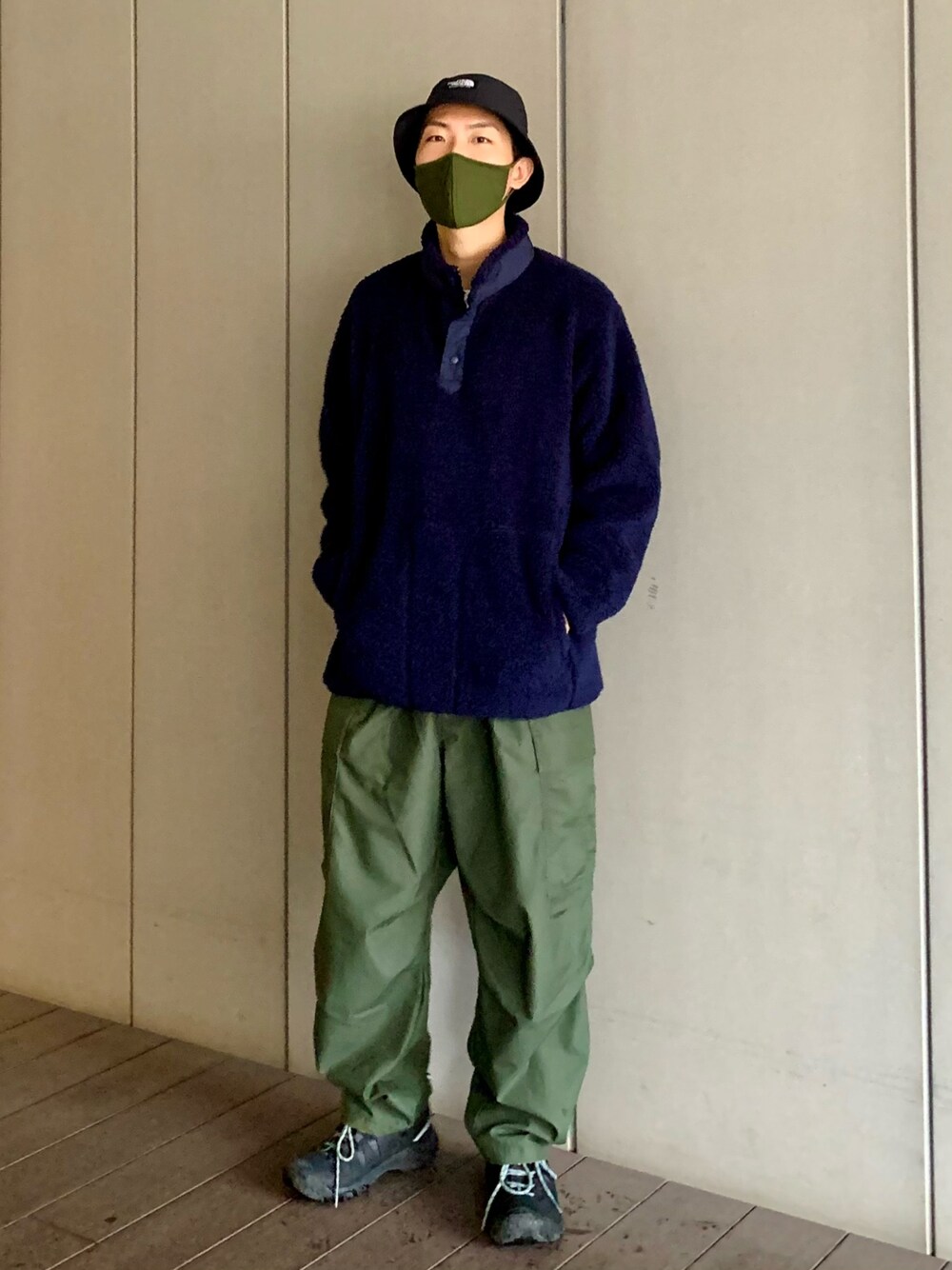 ブルー系のスウェット、グリーン系のその他パンツ、ブラック系のスニーカーを着用したメンズの秋コーディネートの1枚目の写真