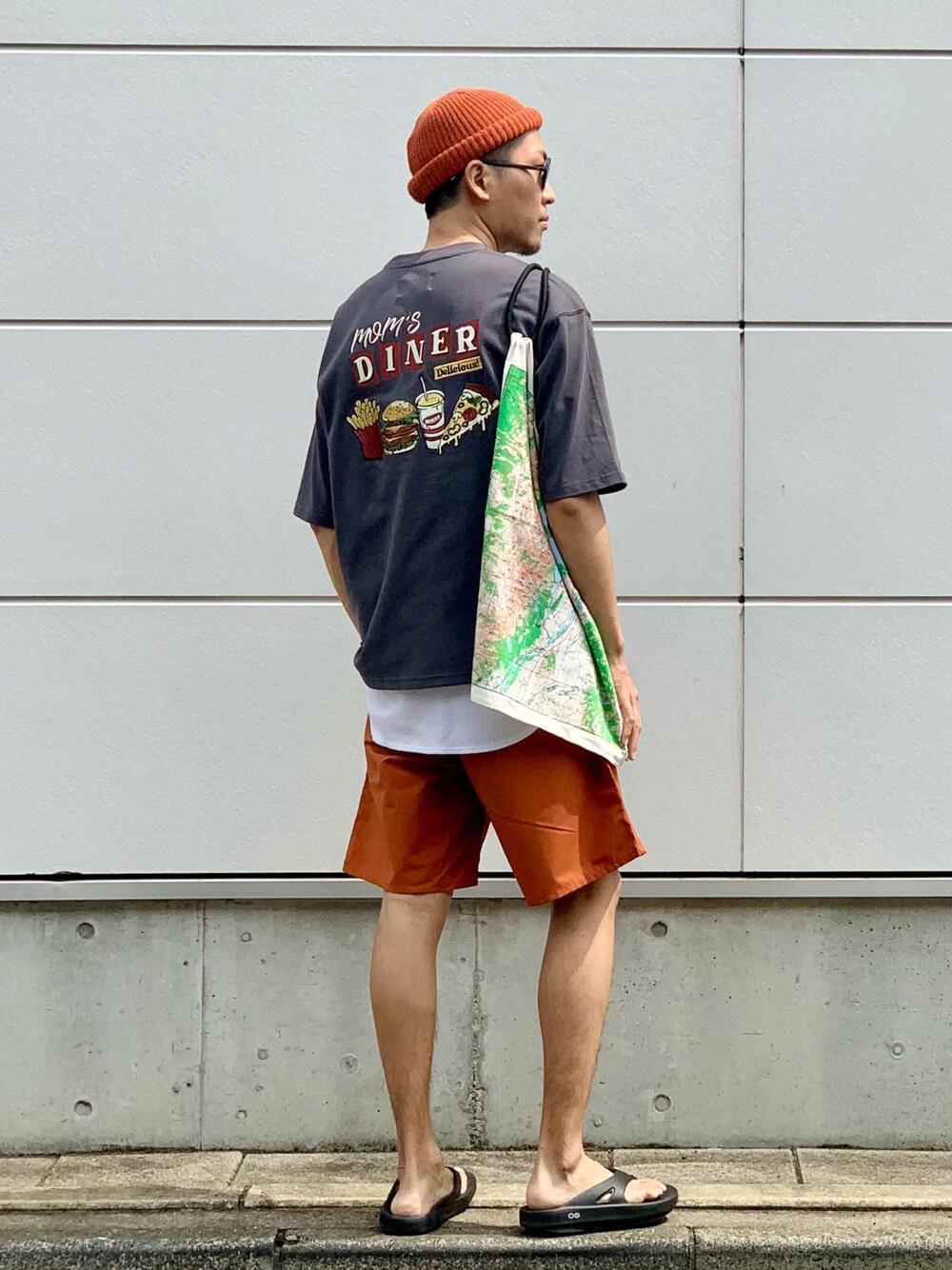 グレー系のTシャツ/カットソー、オレンジ系のその他パンツ、ブラック系のサンダルを着用したメンズの夏コーディネートの1枚目の写真