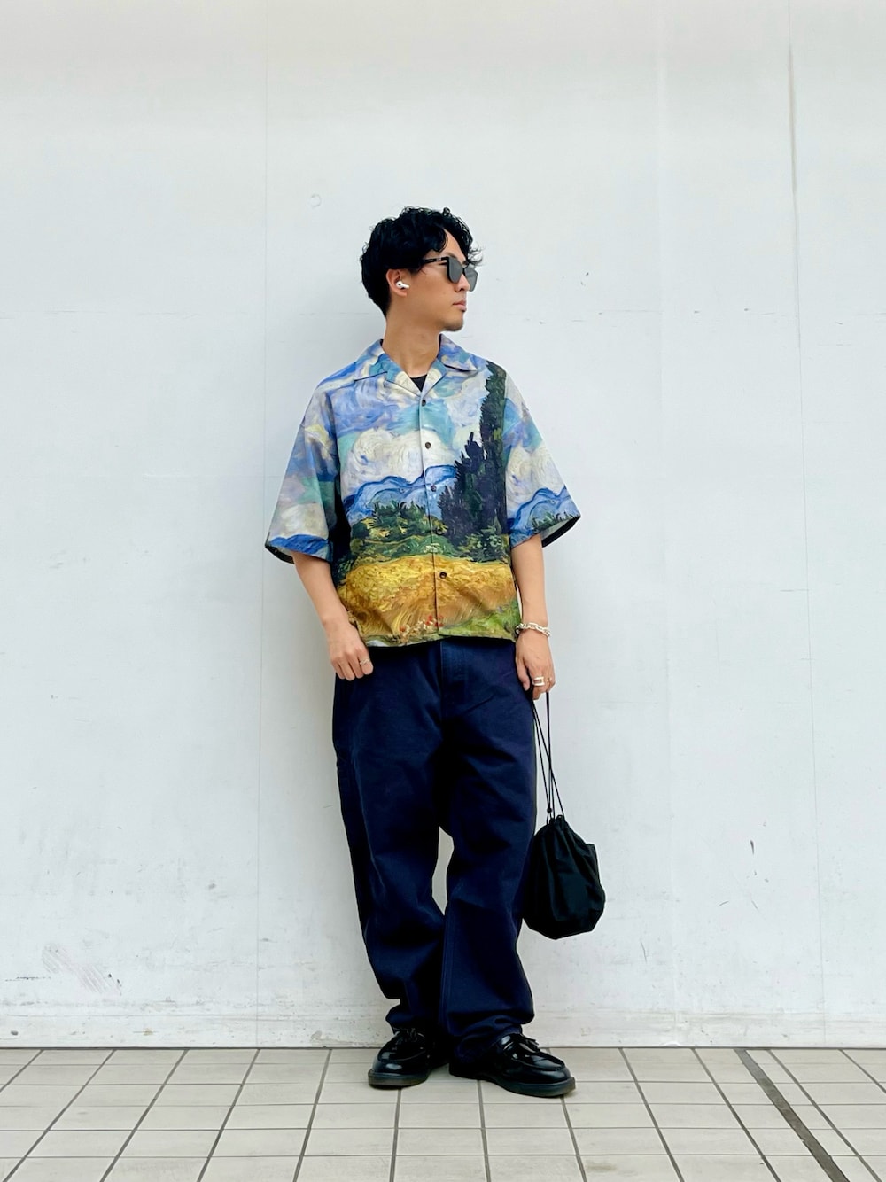 ブルー系のシャツ/ブラウス、グレー系のその他パンツ、ブラック系のローファーを着用したメンズの秋コーディネートの1枚目の写真