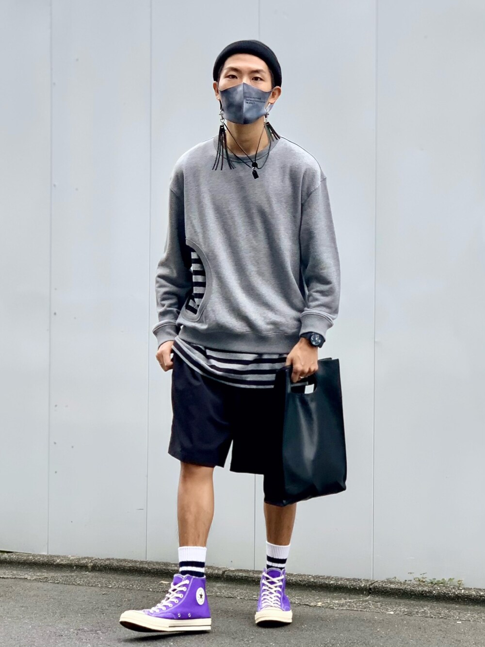 グレー系のスウェット、ブラック系のその他パンツ、パープル系のスニーカーを着用したメンズの秋コーディネートの1枚目の写真