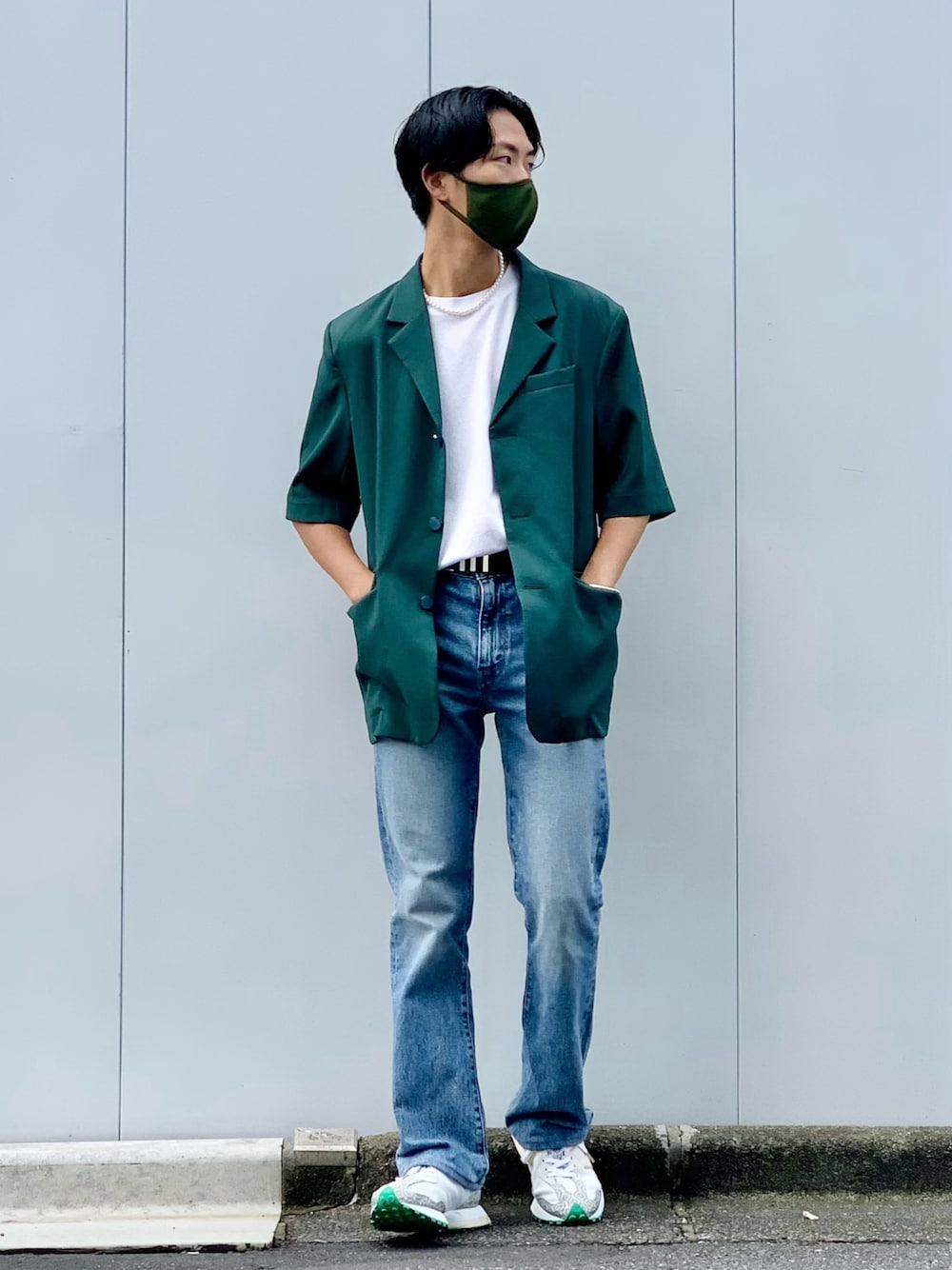 グリーン系のテーラードジャケット、ホワイト系のTシャツ/カットソー、ブルー系のデニムパンツを着用したメンズの秋コーディネートの1枚目の写真