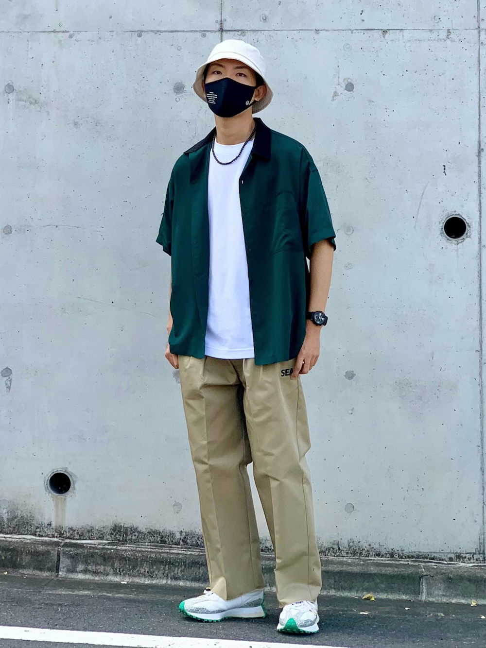グリーン系のシャツ/ブラウス、ホワイト系のTシャツ/カットソー、ベージュ系のパンツを着用したメンズの夏コーディネートの1枚目の写真