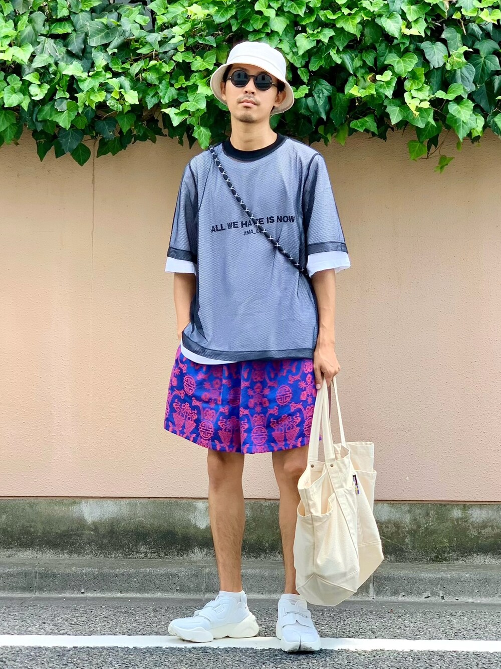 ブラック系のTシャツ/カットソー、ホワイト系のTシャツ/カットソー、ブルー系のその他パンツを着用したメンズの夏コーディネートの1枚目の写真