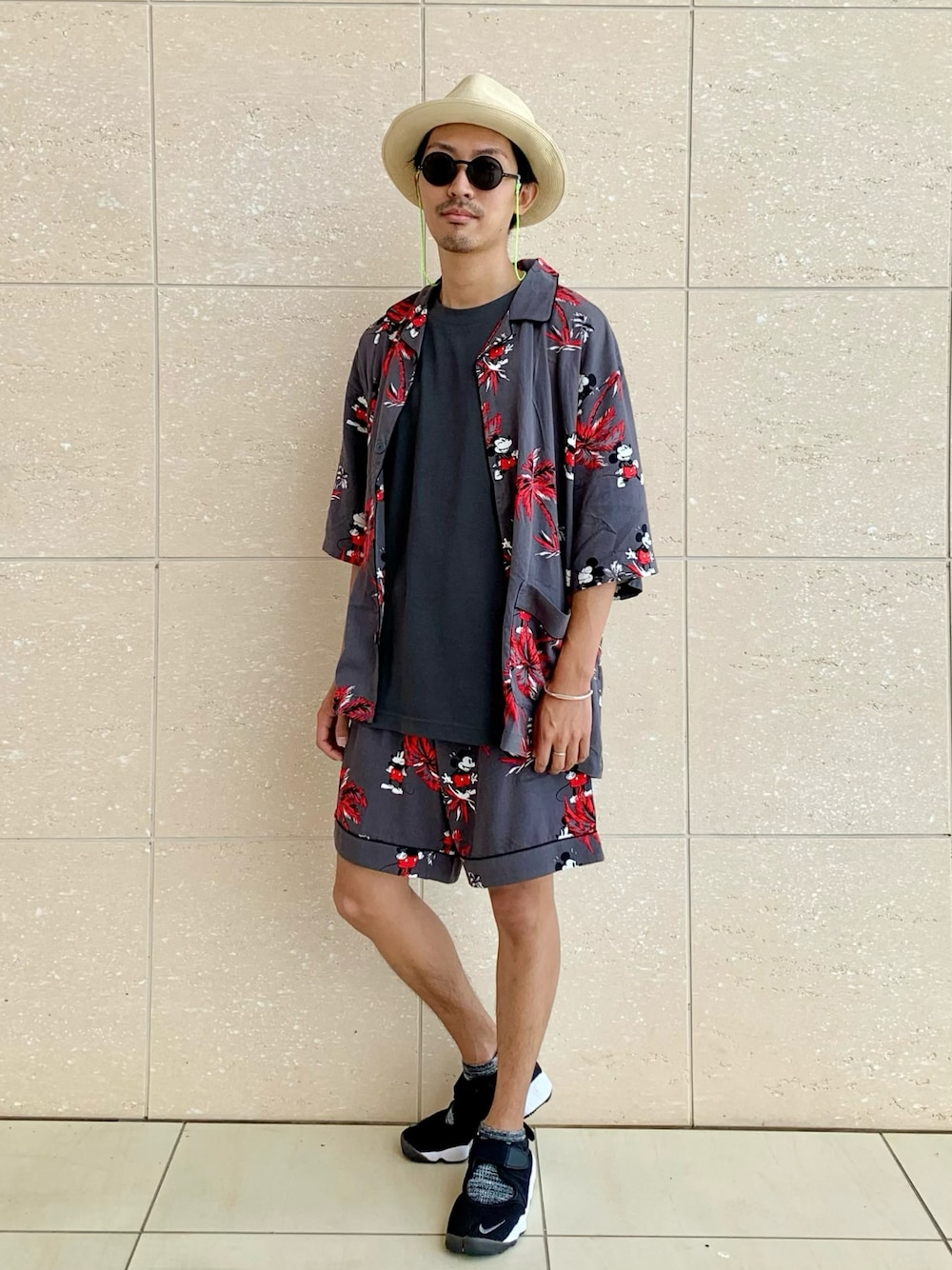 グレー系のTシャツ/カットソー、ブラック系のスニーカー、グレー系のルームウェア/パジャマを着用したメンズの夏コーディネートの1枚目の写真