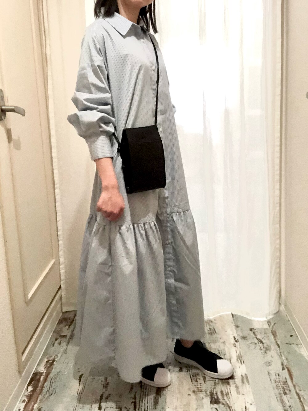 「春服みてみて、春コーデ、オトナカジュアル、ミニバッグ、低身長コーデ、シンプル、スニーカー、いいね、save、フォローお願いします🤑、フォローお願いします」｜「GUのアイテム（シャツワンピース、ブルー系）」を使った、maruさん（レディース・155cm）の春コーディネートの1枚目の写真