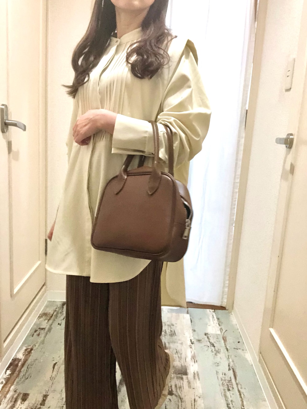 「大人カジュアル、シンプル、おしゃれさんと繋がりたい、オトナ女子、低身長コーデ、ベージュ、いいね、save、フォローお願いします🤑、フォローミー、フォロー返します」｜「Portのトラぺゾイド ミニボストン ショルダー トートバッグ #（ボストンバッグ、ブラウン系）」を使った、maruさん（レディース・155cm）の秋コーディネートの1枚目の写真