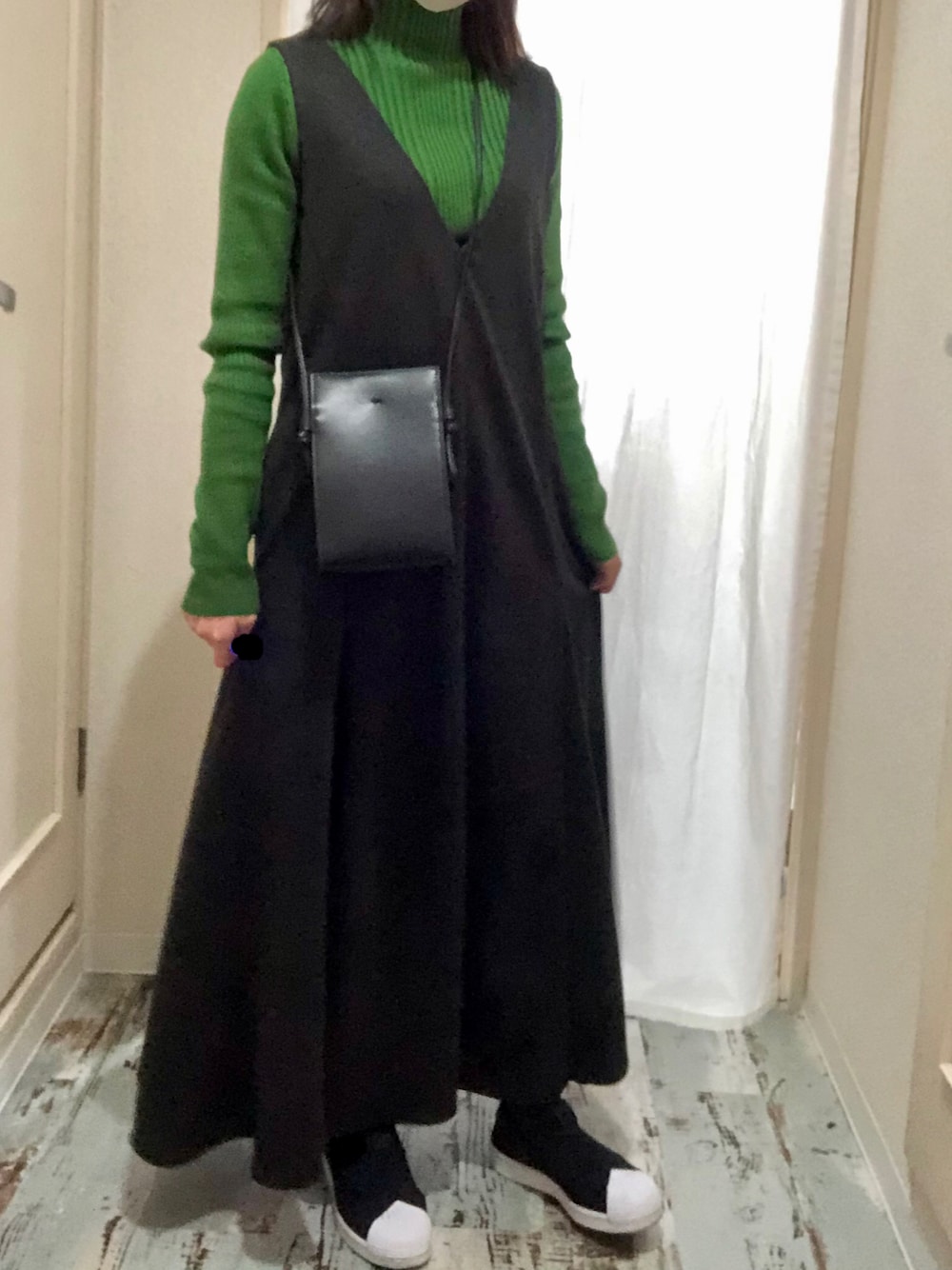 「大人カジュアル、今日のコーデ、おしゃれさんと繋がりたい、きれいめカジュアル、オトナ女子、スニーカーコーデ、いいね、save、フォローお願いします🤑、フォロー返します」｜「UNIQLOのアイテム（ショルダーバッグ、ブラック系）」を使った、maruさん（レディース・155cm）の冬コーディネートの1枚目の写真