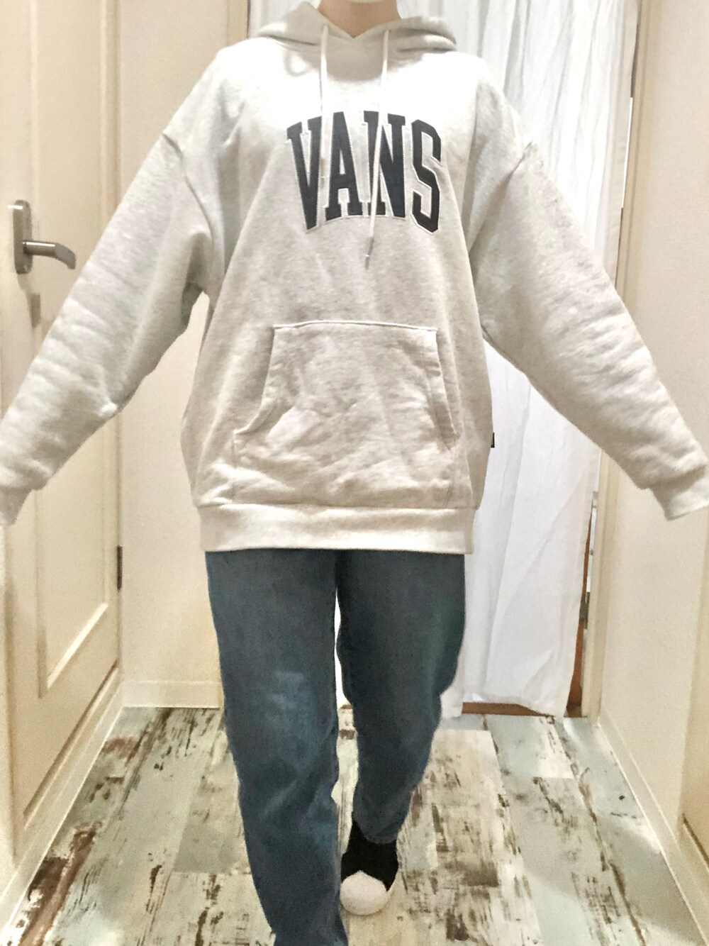 「低身長コーデ、シンプル、デニムパンツ、デニム、パーカー、ビッグパーカー、いいね、save、フォローお願いします🤑、フォロー返します」｜「VANSのVANS/バンズ M VANS LOGO BIG H SWT パーカー カレッジロゴ フロントロゴ ビッグシルエット（パーカー、グレー系）」を使った、maruさん（レディース・155cm）の冬コーディネートの1枚目の写真