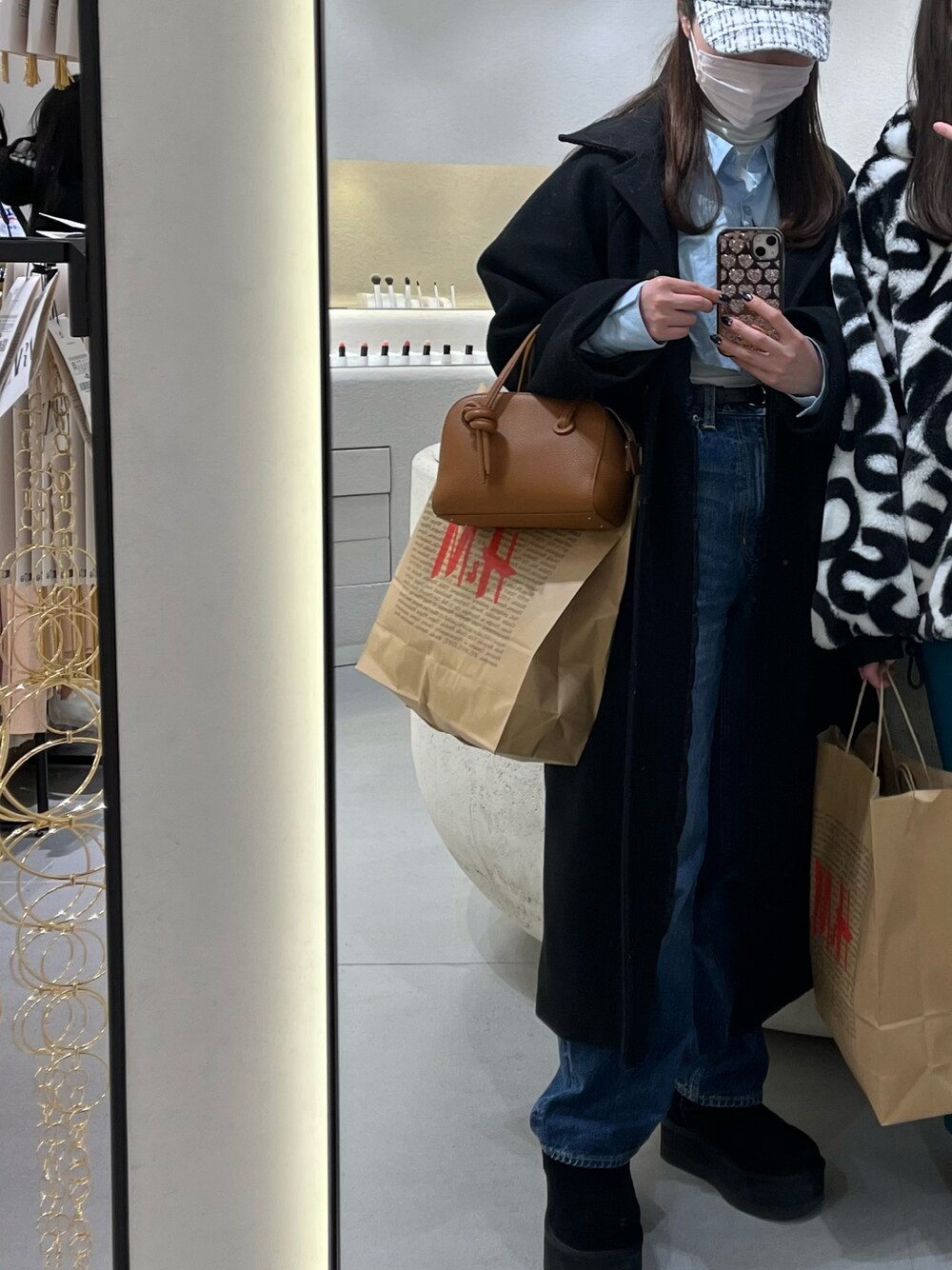 「お出かけコーデ、ラクチンコーデ、お洒落さんとつながりたい、カジュアル、レイヤードスタイル、キャップ、UGG、ツイード、VASIC」｜「VASICのアイテム（ハンドバッグ、ブラウン系）」を使った、  aiさん（レディース・158cm）の冬コーディネートの1枚目の写真