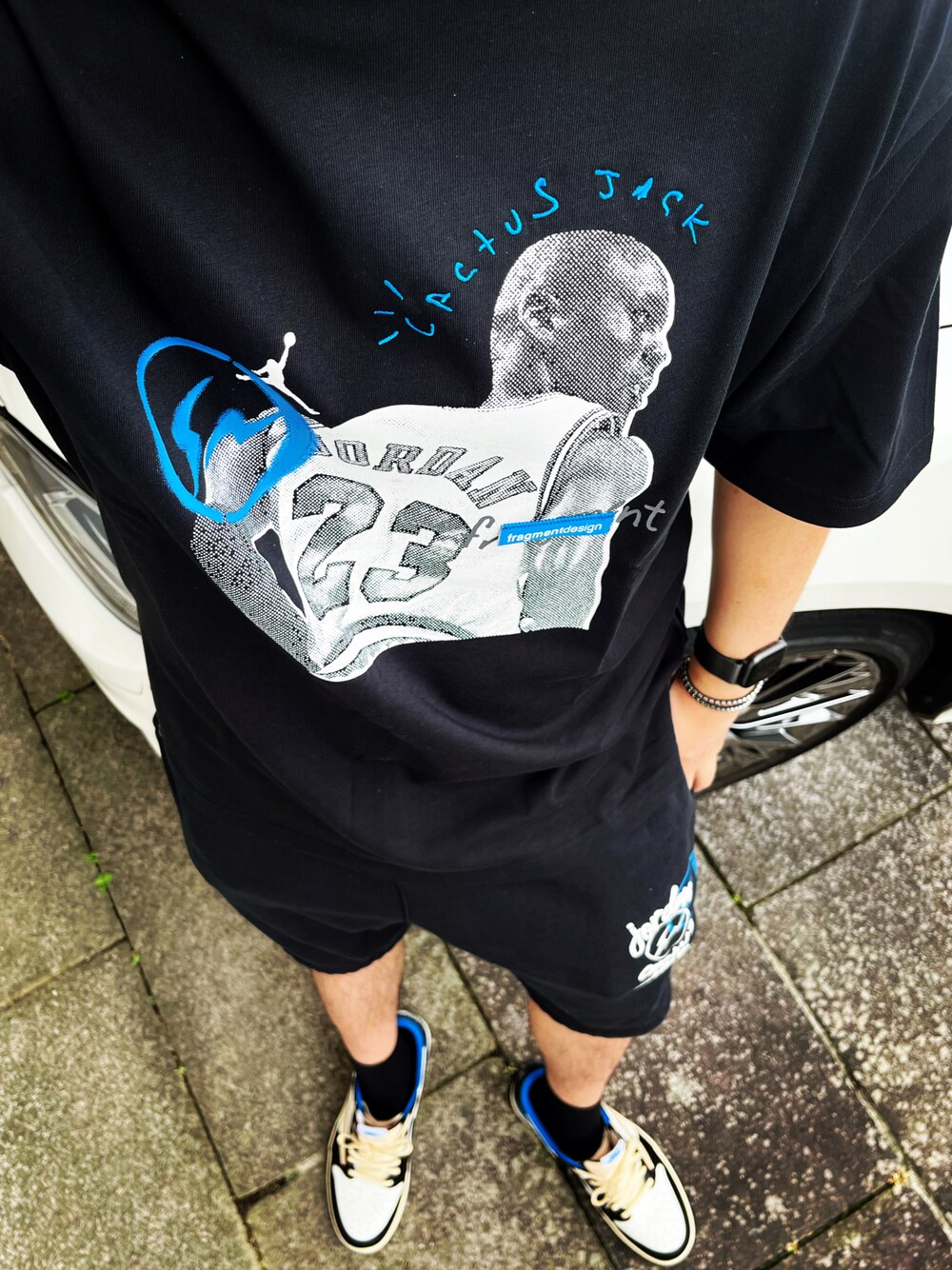 ブルー系のスニーカーを着用したメンズの秋コーディネートの1枚目の写真
