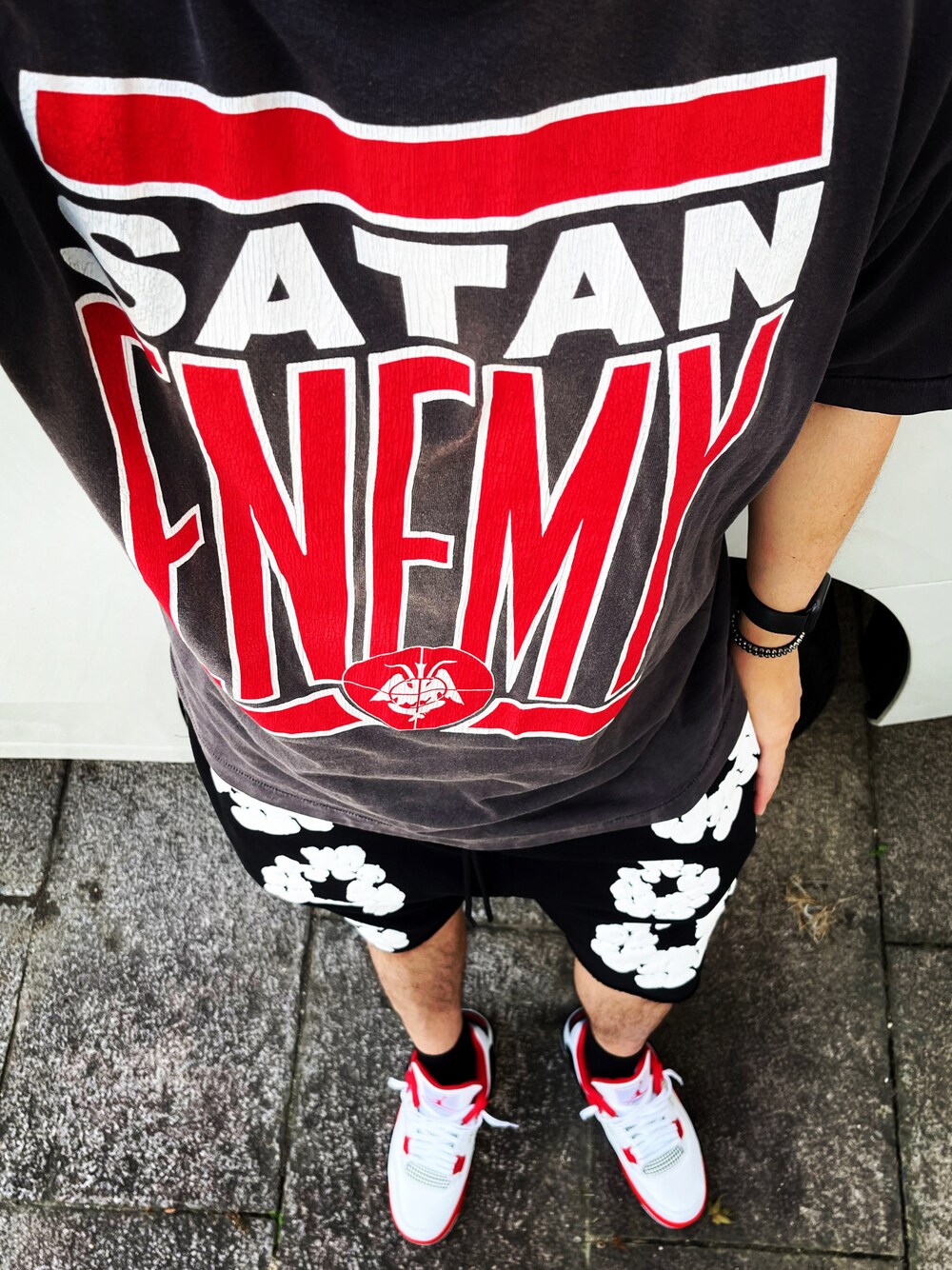 レッド系のスニーカー、ブラック系のその他パンツ、ブラック系のTシャツ/カットソーを着用したメンズの秋コーディネートの1枚目の写真