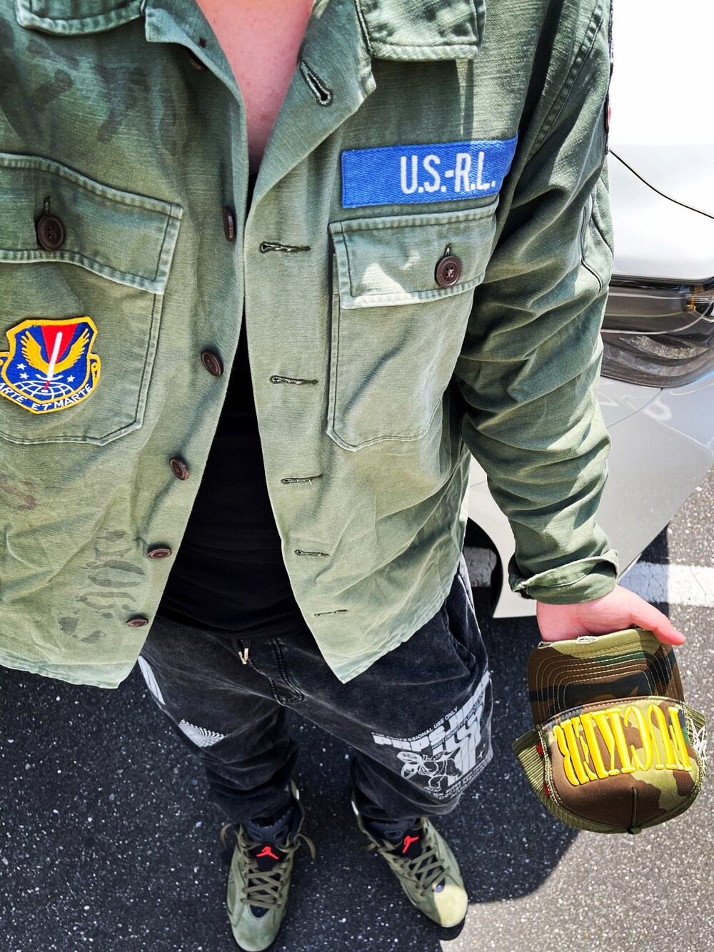 グリーン系のシャツ/ブラウスを着用したメンズの春コーディネートの1枚目の写真