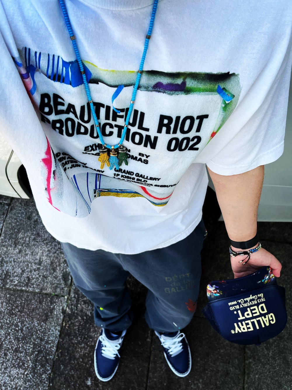 ホワイト系のTシャツ/カットソーを着用したメンズの春コーディネートの1枚目の写真