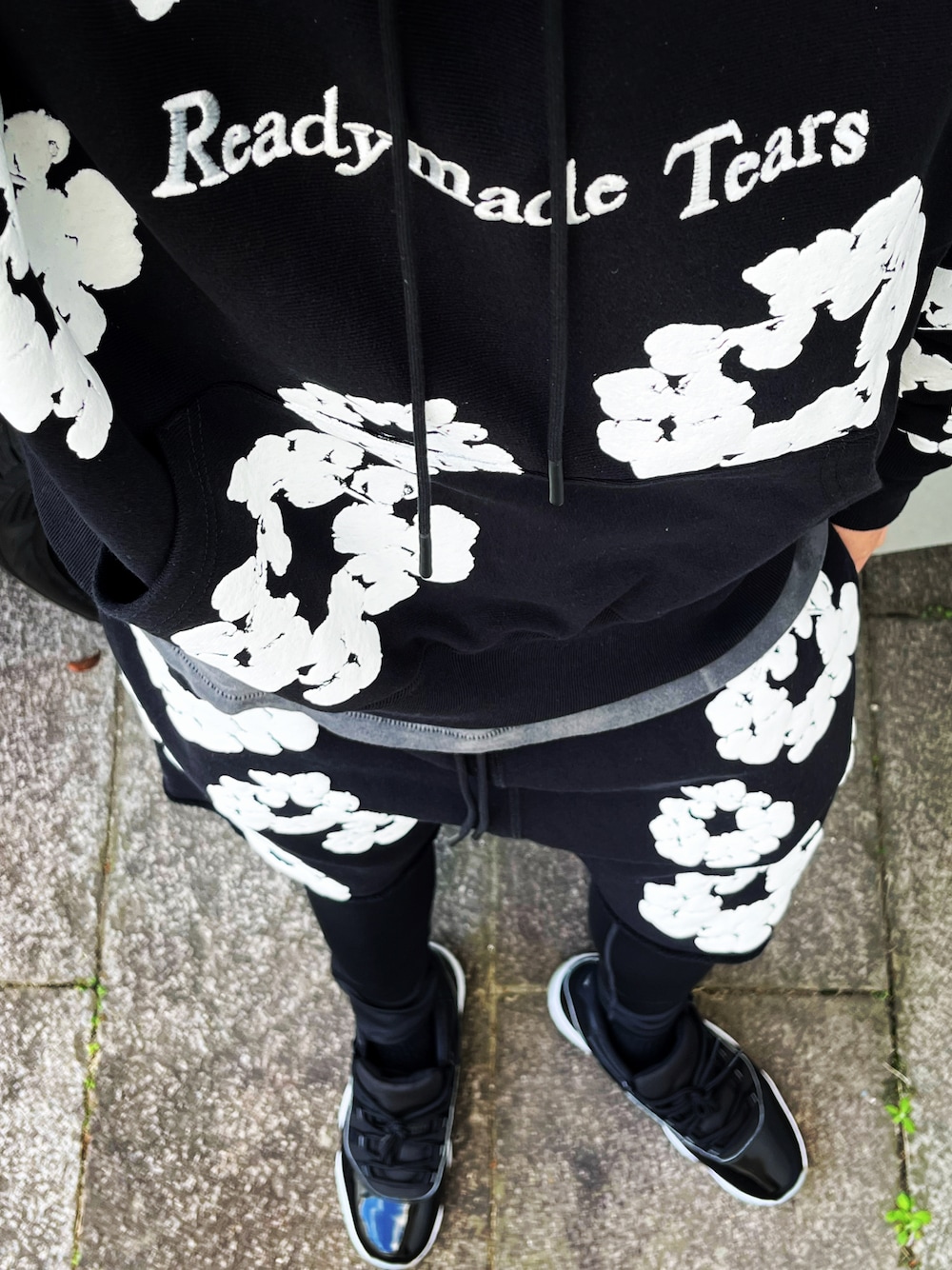 ブラック系のスニーカー、ブラック系のパーカーを着用したメンズの秋コーディネートの1枚目の写真