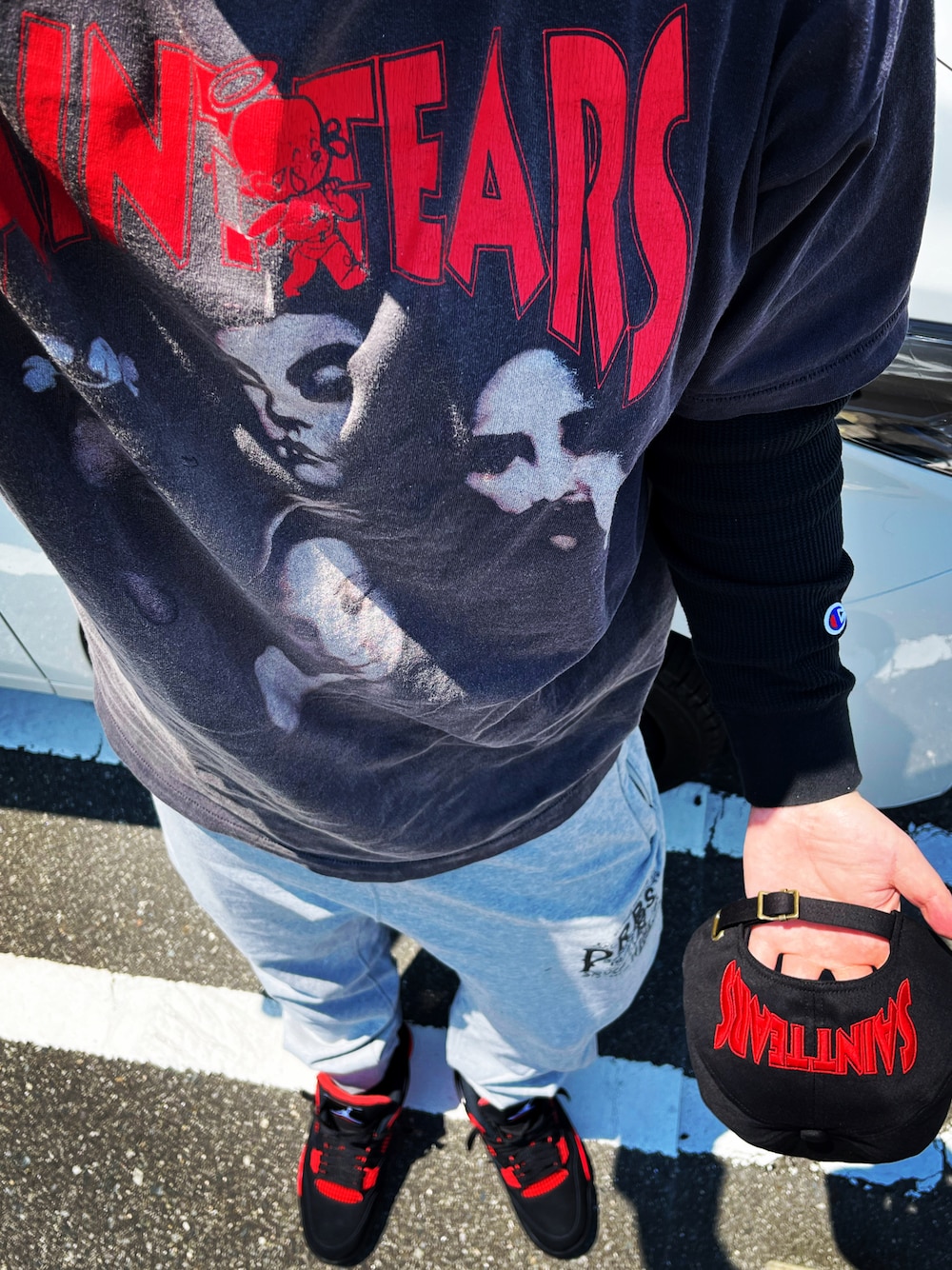 ブラック系のTシャツ/カットソーを着用したメンズの春コーディネートの1枚目の写真