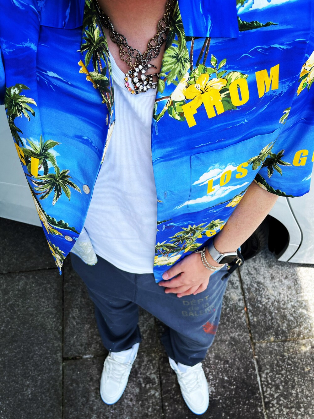 ブルー系のシャツ/ブラウス、ブラック系のスウェットパンツ、ホワイト系のスニーカーを着用したメンズの夏コーディネートの1枚目の写真