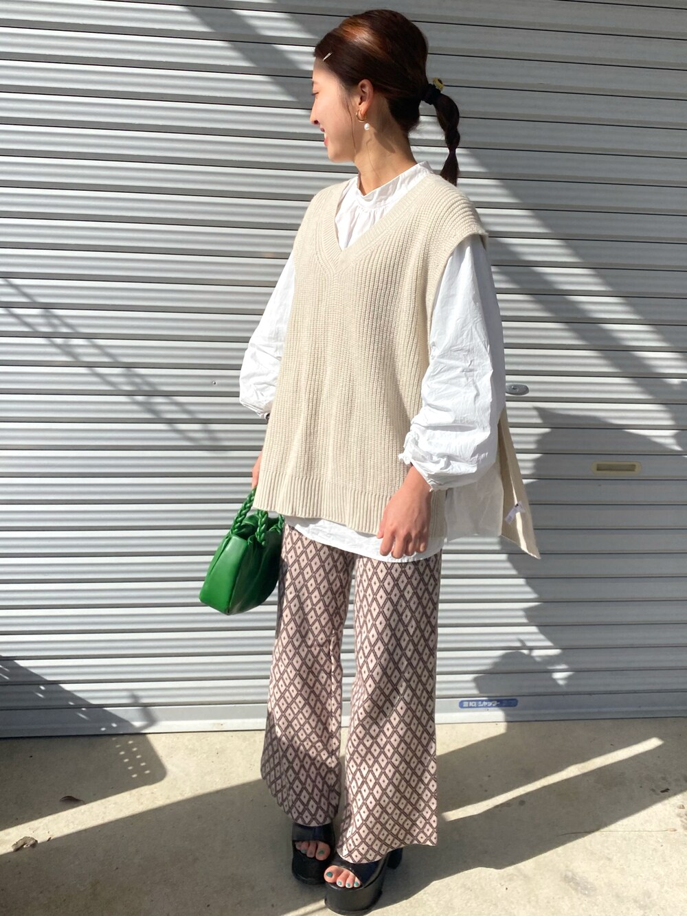 「シンプルコーデ、お出かけコーデ、秋服、大人かわいい、秋のコーデ、プチプラ、オトナカジュアル、ビッグシルエット、休日コーデ、冬コーデ、低身長、キカガク柄、淡色コーデ、淡色女子、GRL」｜「GRLのアイテム（バッグ、グリーン系）」を使った、mさん（レディース・150cm）の秋コーディネートの1枚目の写真