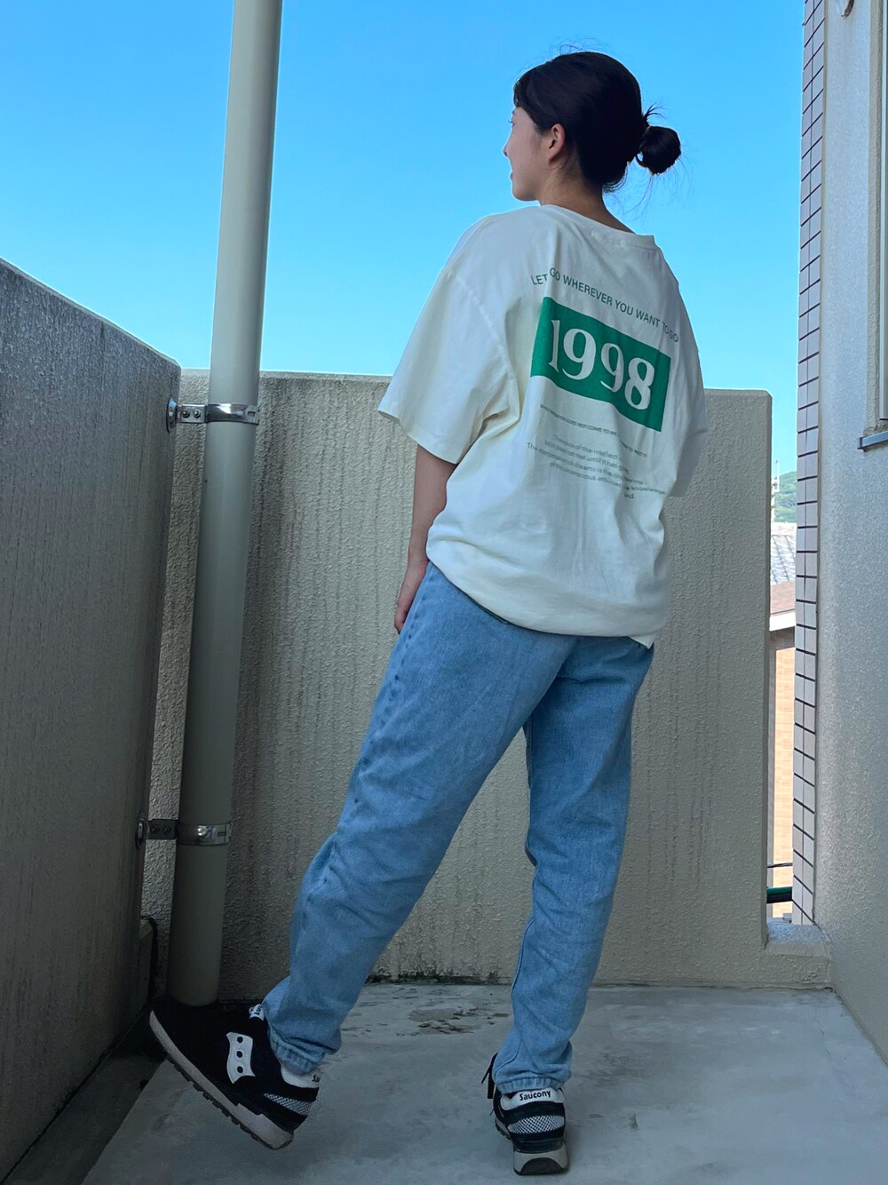 「お出かけコーデ、パンツスタイル、プチプラ、スニーカーコーデ、低身長女子、オトナカジュアル、デニム、バックロゴ、サッカニー、カジュアル、ストリート、メンスライク、デニムパンツ、GRL、プチプラコーデ」｜「GRLのアイテム（デニムパンツ、ブルー系）」を使った、mさん（レディース・150cm）の秋コーディネートの1枚目の写真