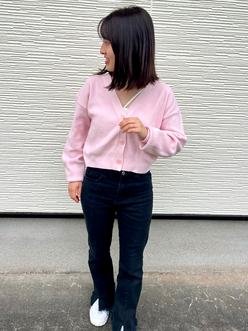 「おでかけコーデ、大人ファッション、大人ガーリー、ゆるシルエット、プチプラコーデ、甘めカジュアル、ピンクコーデ、カーディガン、デニム、スニーカー、スニーカーコーデ、GU、GRL、FILA、春コーデ」｜「GUのアイテム（トップス、ピンク系）」を使った、mさん（レディース・150cm）の春コーディネートの1枚目の写真