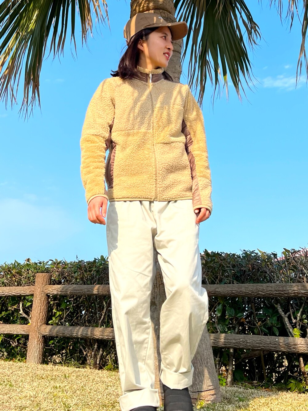 ベージュ系のチノパンツ、ブラック系のシューズ、ブラウン系のジャケット/アウターを着用したレディースの冬コーディネートの1枚目の写真
