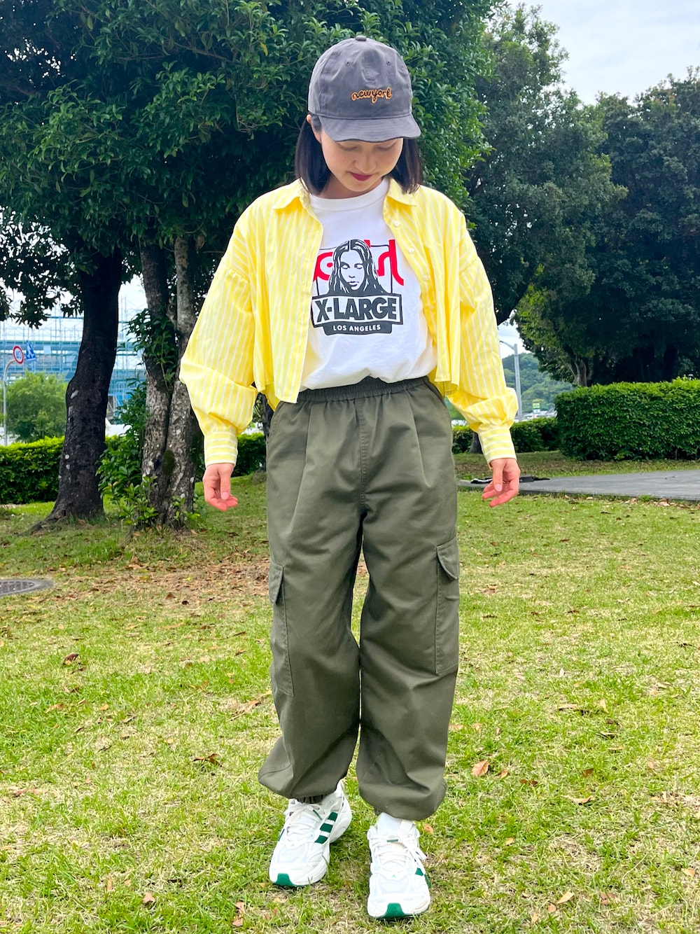 「最近のいい感じコーデ、楽チンコーデ、低身長女子、プチプラコーデ、シャツスタイル、シャツ、カーゴパンツ、adidas、スニーカー、xgirl、x-girl、ストリート、GRL、GU、プチプラ」｜「GUのアイテム（カーゴパンツ、グリーン系）」を使った、mさん（レディース・150cm）の春コーディネートの1枚目の写真