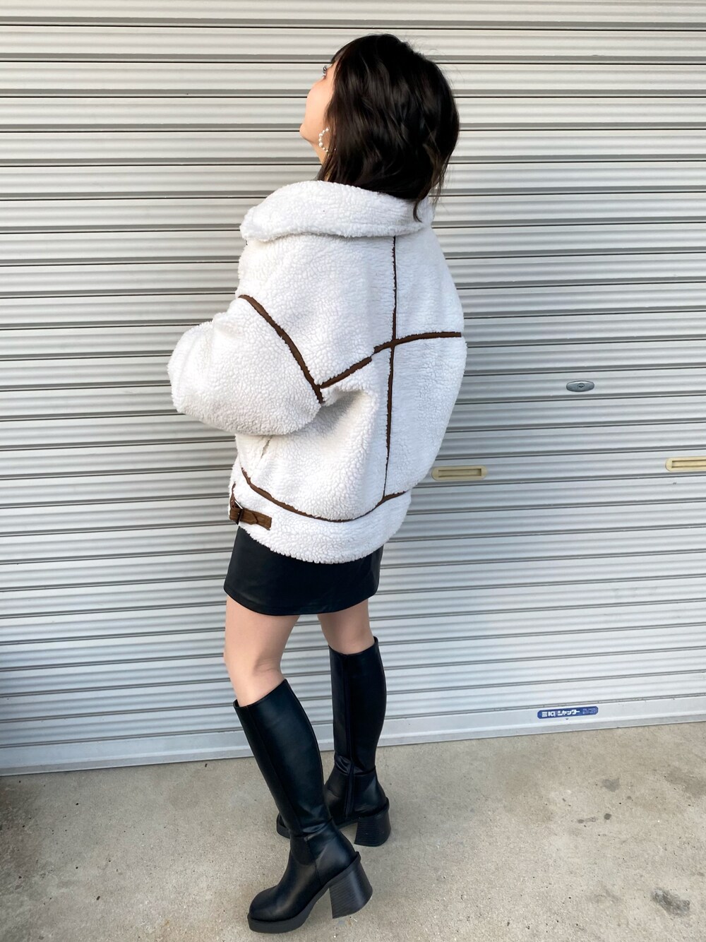 「休日コーデ、私の推しブランド、ゆるコーデ、大人女子、キレイめコーデ、低身長、ラクチンコーデ、休日スタイル、ロングブーツ、ムートンコート、レザースカート、冬コーデ、GU、GRL、おしゃれさんと繋がりたい」｜「GRLのアイテム（ムートンコート、ホワイト系）」を使った、mさん（レディース・150cm）の冬コーディネートの1枚目の写真