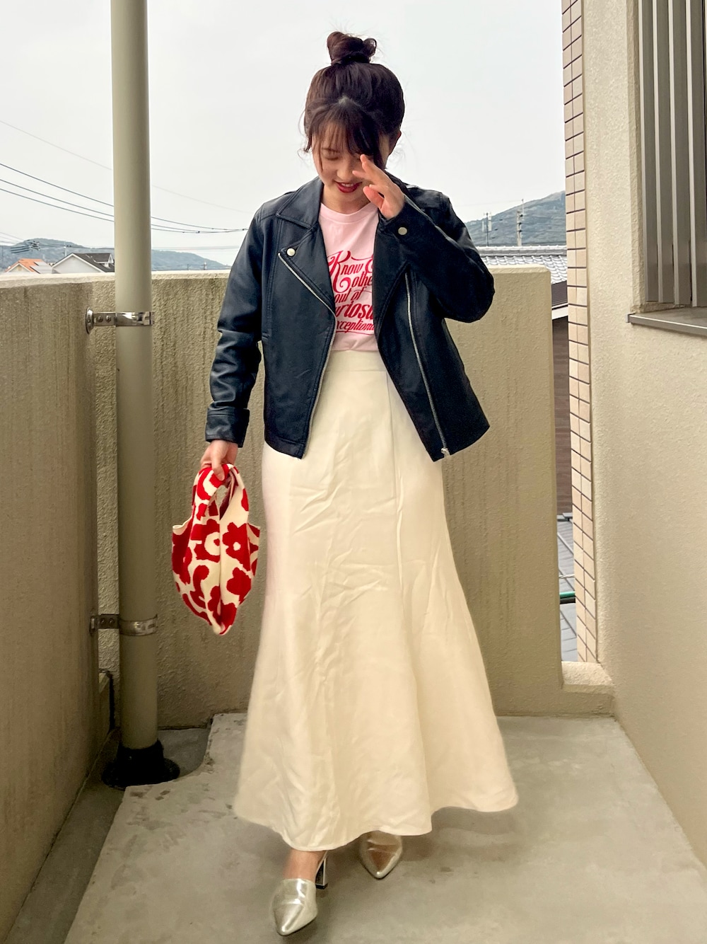 「春めき満開コーデ、春色、春服コーデ、ラクチンコーデ、オトナ女子、きれいめコーディネート、低身長女子、お花見コーデ、プチプラコーデ、休日、GRL、パンプス、革ジャン、ガーリー、プチプラ」｜「GRLのアイテム（スカート、ホワイト系）」を使った、mさん（レディース・150cm）の春コーディネートの1枚目の写真