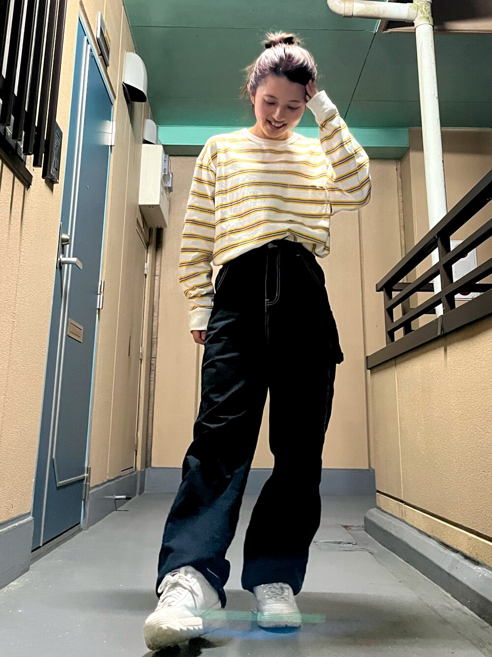 「重ね着ベストシーズン、休日スタイル、大人カジュアル、秋カラー、秋服、プチプラコーデ、低身長女子、カーゴパンツ、ボーダー、ストリート、FREAK’Ｓ STORE、GRL、FILA、プチプラ、メンズライク」｜「GRLのアイテム（カーゴパンツ、ブラック系）」を使った、mさん（レディース・150cm）の秋コーディネートの1枚目の写真