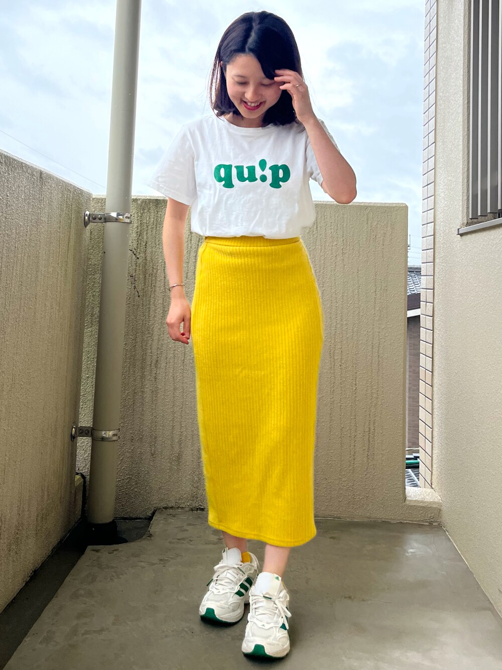 「白Tシャツ、初夏コーデ、シンプルスタイル、カジュアルスタイル、ゆるコーデ、低身長女子、カラーコーデ、ロゴT、スニーカー、スニーカー女子、GU、addidas、プチプラ、プチプラコーデ」｜「GUのアイテム（スカート、イエロー系）」を使った、mさん（レディース・150cm）の春コーディネートの1枚目の写真
