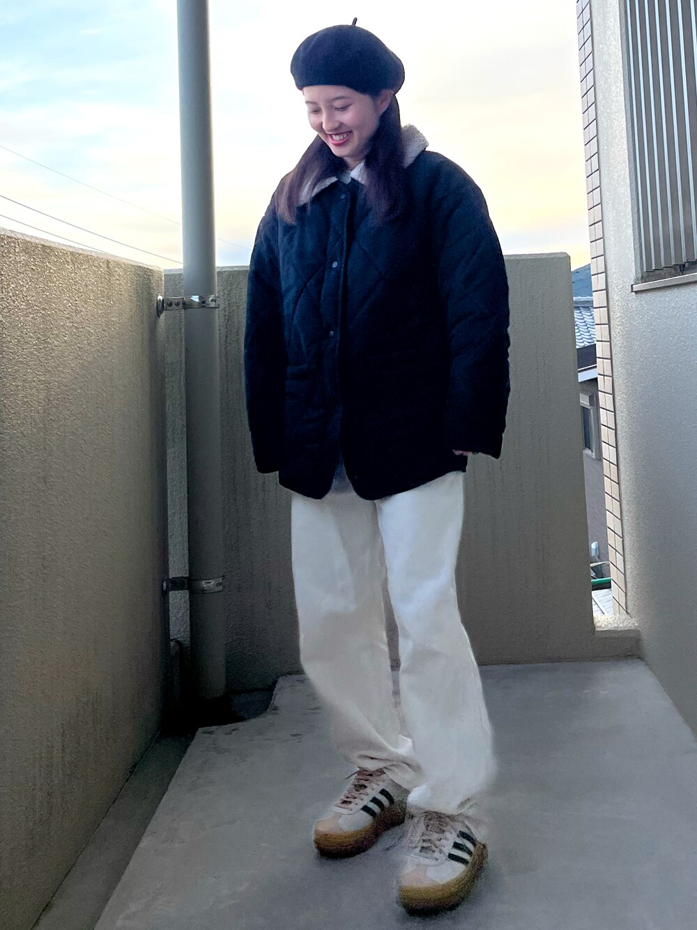 「今日のコーデ、ラクチンコーデ、着回しコーデ、ゆるコーデ、低身長女子、カジュアルガーリー、スニーカー、スニーカー女子、ベレー帽、adidas、GRL、GU、アウター、プチプラ、プチプラコーデ」｜「GRLのアイテム（デニムパンツ、ホワイト系）」を使った、mさん（レディース・150cm）の冬コーディネートの1枚目の写真